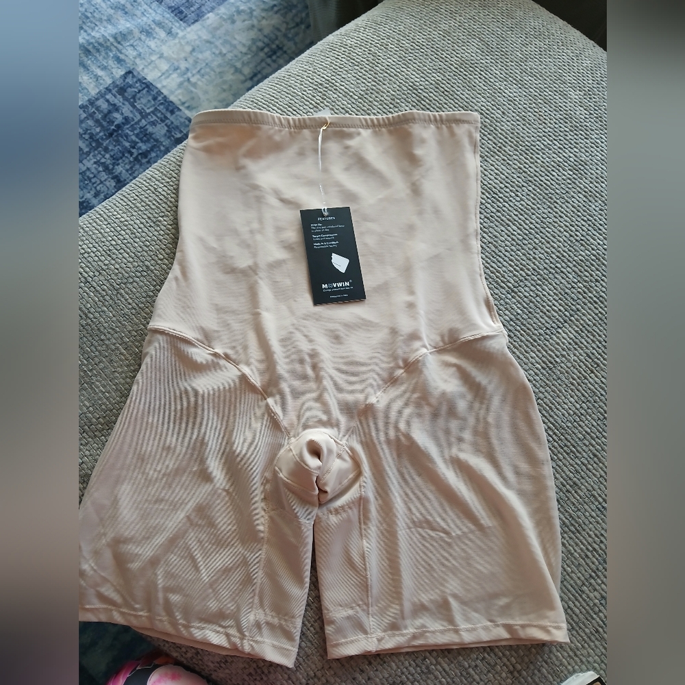 NWT Movwin shapewear Size XL